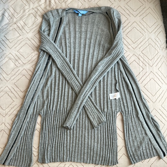 Vera Wang Cardigan Sweater Like New - Picture 3 of 6